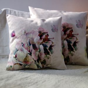 Coussin décoratif carré en velours, imprimé motif Hortensias doux, dans les tons roses poudrés,verts tendres, blanc cassé et mordorés