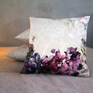 Coussin décoratif carré en velour, imprimé motif floral, mêlant nuances de rose, bleu-vert et blanc cassé - 40x40cm