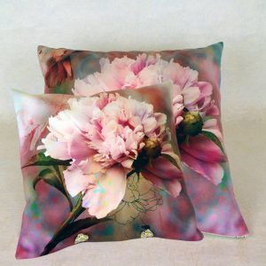 Coussin décoratif carré en velours, imprimé motif floral Pivoines , nuances de roses poudrés, gris perles,mordorés