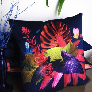 Coussin décoratif carré en velours, imprimé motif floral et végétal sur fond bleu, tons intenses de rose, vert, turquoise, violet – 40x40cm