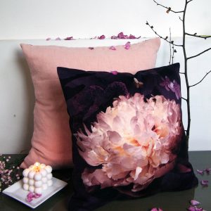 Coussin décoratif carré en velours, imprimé motif floral et baroque sur fond prune, tons de roses, ocres, mordorés - 40x40cm