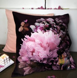 Coussin décoratif carré en velours, imprimé motif floral et baroque sur fond prune, tons de roses, ocres, mordorés – 50x50cm