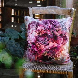 Coussin bohème carré en velours, imprimé motif floral Pivoines, dans un camaïeu de roses et rouges – 40x40cm