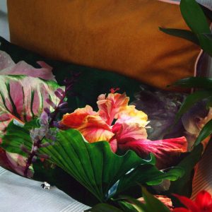 Coussin décoratif rectangle en velours, imprimé motif floral tropical aux couleurs flamboyantes,tons de vert, rose intense et rose doux, rouge, orangé - 30x60cm