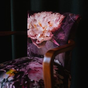 Tissu au mètre, velours ameublement, imprimé motif floral et baroque sur fond prune, tons de roses,blancs nacrés, ocres, mordorés - 140x50cm