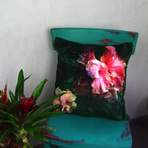 Coussin décoratif carré en velours, imprimé motif floral tropical aux couleurs flamboyantes, tons de vert, roses, rouge, orangé – 40x40cm