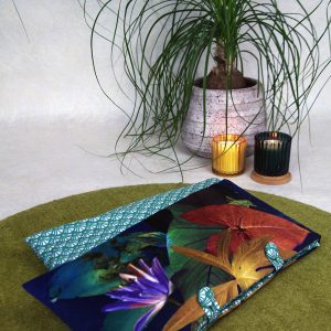 Coussin détente rectangle en velours, imprimé motif feuillages et insectes sur fond bleu, tons intenses de rose, vert, turquoise, violet – 20x40cm