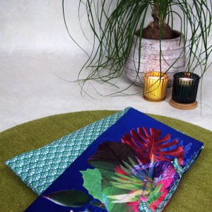 Coussin détente rectangle en velours, imprimé motif floral et végétal sur fond bleu, tons intenses de rose, vert, turquoise, violet – 20x40cm