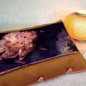 Coussin détente rectangle en velours, imprimé motif floral et baroque sur fond prune, tons de roses,blancs nacrés, ocres, mordorés - 20x40cm