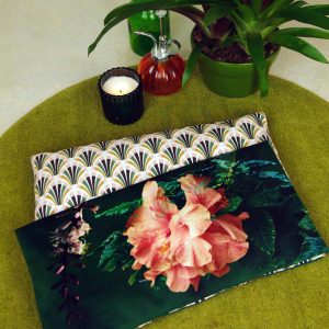 Coussin détente rectangle en velours, imprimé motif floral tropical aux couleurs flamboyantes,tons de vert, rose intense et rose doux, rouge, orangé – 20×40 cm