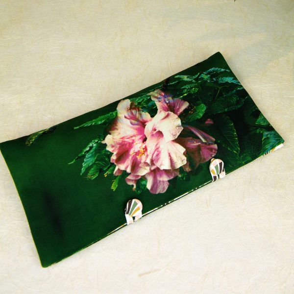 Coussin détente rectangle en velours, imprimé motif floral tropical aux couleurs flamboyantes,tons de vert, rose intense et rose doux, rouge, orangé - 20x40 cm – Image 3