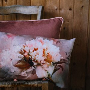 Coussin décoratif rectangle en velours, imprimé motif floral Pivoines , nuances de roses poudrés, gris perles,mordorés – 30x50cm