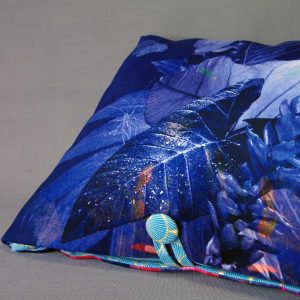 Coussin décoratif long rectangle en velours, imprimé motif floral et végétal sur fond bleu, tons intenses de rose, vert, turquoise, violet – 25x85cm