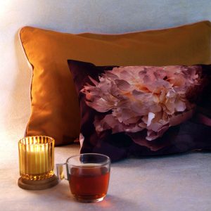 Coussin décoratif rectangle en velours, imprimé motif floral et baroque sur fond prune, tons de roses,blancs nacrés, ocres, mordorés - 30x60cm