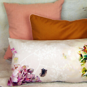 Coussin décoratif rectangle en velours, imprimé motif Hortensias doux, dans les tons roses poudrés,verts tendres, blanc cassé et mordorés - 30x60cm