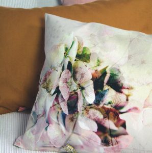 Coussin décoratif rectangle en velours, imprimé motif Hortensias doux, dans les tons roses poudrés,verts tendres, blanc cassé et mordorés- 40×60 cm