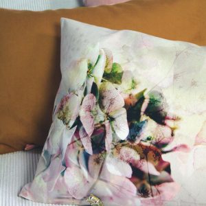 Coussin décoratif rectangle en velours, imprimé motif Hortensias doux, dans les tons roses poudrés,verts tendres, blanc cassé et mordorés- 40x60 cm