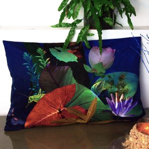 Coussin décoratif rectangle en velours, imprimé motif feuillages et insectes sur fond bleu, tons intenses de rose, vert, turquoise, violet – 45x70cm