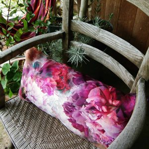 Coussin bohème rectangle en velours, imprimé motif floral Pivoines, dans un camaïeu de roses et rouges, motifs graphiques - 30x60cm