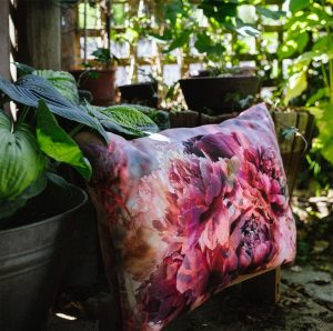 Coussin bohème rectangle en velours, imprimé motif floral Pivoines, dans un camaïeu de roses et rouges, motifs graphiques – 40x60cm