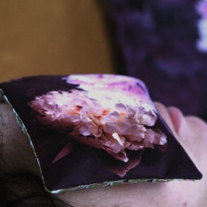 Eyes pillow housse velours, garnissage graine de lin et lavandin bios, motif floral et baroque, dans des tons blanc nacré, corail et rose tendre sur fond prune - 11,5x20,5cm