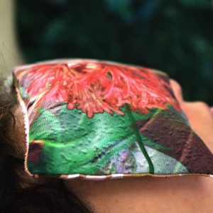 Eyes pillow housse velours, garnissage graine de lin et lavandin bios, motif floral Hibiscus dentelle, tons rouge-orangé, corail, rose tendre et camaïeu de verts – 11,5×20,5cm