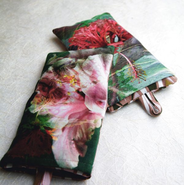 Eyes pillow housse velours, garnissage graine de lin et lavandin bios, motif floral d'Hibiscus, rose tendre sur vert intense, touche de rouge-orangé - 11,5x20,5cm – Image 5
