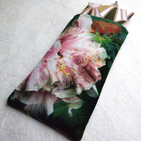 Eyes pillow housse velours, garnissage graine de lin et lavandin bios, motif floral d'Hibiscus, rose tendre sur vert intense, touche de rouge-orangé - 11,5x20,5cm – Image 2