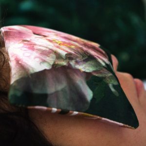 Eyes pillow housse velours, garnissage graine de lin et lavandin bios, motif floral d&rsquo;Hibiscus, rose tendre sur vert intense, touche de rouge-orangé – 11,5×20,5cm