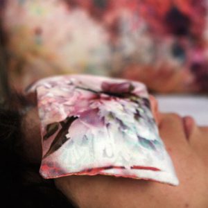 Eyes pillow housse velours, garnissage graine de lin et lavandin bios, motif Pivoines douces, aux teintes délicates de rose poudrée, blanc nacré, corail et gris perle – 11,5×20,5cm