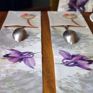 Frise de table doublée,100% coton, motif floral Herbacées, tons de mauve, beige, gris et blanc sur fond écru - 14,5x145cm