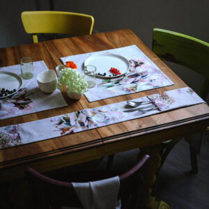 Frise de table doublée,100% coton, motif floral Hortensia, tons de roses, verts tendres, mauves, blanc sur fond écru - 14,5x145cm