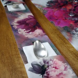 Frise de table doublée,100% coton, motif floral Pivoines, tons de roses, gris perle, taupe, blanc sur fond écru – 14,5x145cm