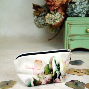 Mini trousse velours, fermeture zip, motif floral Hortensias doux, où se mêlent des tons de vert tendre, blanc cassé, rose poudré sur fond écru - 6x9x15cm