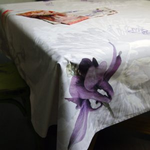 Nappe carrée 100% coton, motifs floraux et graphiques, tons violet, gris et blanc sur fond écru - 145 x145 cm