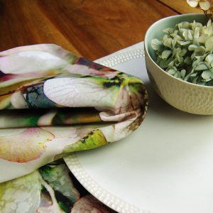 Serviette carrée en coton, imprimé motif Hortensias doux, dans les tons roses poudrés,verts tendres, blanc cassé et mordorés sur fond écru - 40x40cm