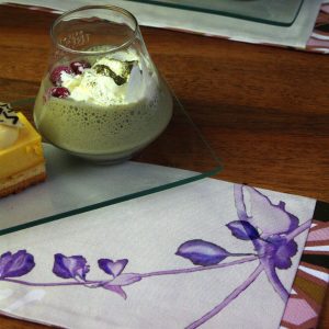 set à thé/café gourmand en coton, doublé, imprimé motifs floraux et graphiques, tons violet, gris et blanc, fond écru - 14x33cm