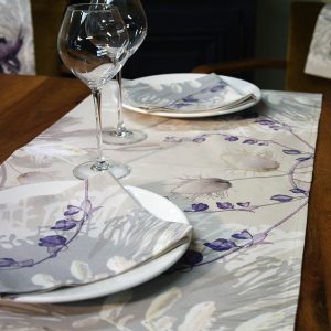 Tête-à-tête rectangle en coton, motifs floraux et graphiques, tons violet, gris et blanc, fond écru - 52x153cm