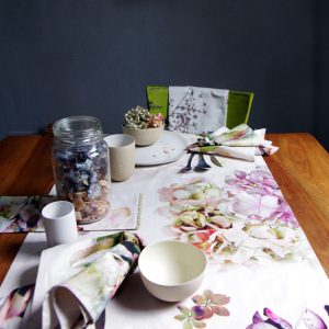 Tête-à-tête rectangle en coton, imprimé motif Hortensias doux, dans les tons roses poudrés,verts tendres, blanc cassé et mordorés, fond écru - 52x153cm