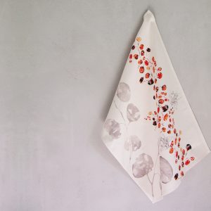 Torchon rectangle en coton, motifs graphiques feuilles eucalyptus, tons orange et gris sur fond blanc – 45x68cm