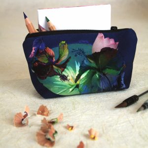 Trousse à maquillage velours, fermeture zip, motif fleurs et feuillages exotiques, où se mêlent des tons de turquoise, vert, mauve, rose sur fond bleu – 7x10x20cm