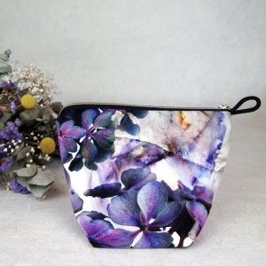 Trousse base carrée velours, fermeture zip, motif floral, dans des tons violets sur fond clair - 11x11xH16xL22 cm