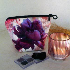 Trousse base carrée velours, fermeture zip, motif floral et graphique, dans des tons de rose intense, blanc nacré, gris perle – 11x11xH16xL22cm