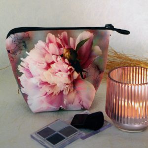 Trousse base carrée velours, fermeture zip, motif floral et graphique, dans des tons de rose poudré, mordoré, gris perle – 11x11xH16xL22cm