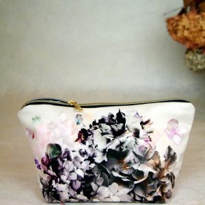 Trousse de voyage velours, fermeture zip, imprimé motifs floral "sépia", dans des tons de roses et verts pales ,gris perles, sur fond écru - 9x17x29cm