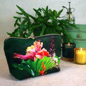 Trousse de voyage velours, fermeture zip, imprimé motif floral tropical aux couleurs flamboyantes,tons de vert, rose intense et rose doux, rouge, orangé – 9x17x29cm