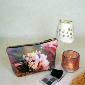 Trousse de voyage velours, fermeture zip, motif floral Pivoines douces dans des tons de rose poudré, blanc nacré, corail, taupe, gris perle – 9x17x29cm