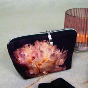 Mini trousse velours, fermeture zip, motif floral et baroque, blanc nacré et corail sur fond prune - 6x9x15cm
