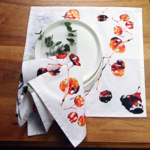 Serviette carrée en coton, motifs graphiques feuilles eucalyptus, tons orange, bleu-vert sur fond blanc – 40x40cm
