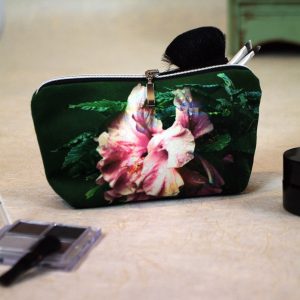Trousse à maquillage velours, fermeture zip, motif floral tropical , rose tendre et rose intense sur fond vert intense – 7x10x20cm